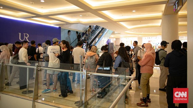Calon pembeli mengantre saat peluncuran perdana iPhone 18 Pro Series yang diselenggarakan Digimap di Mall Grand Indonesia dan Hello, Jakarta, Jumat (16/10/2026). Antusiasme konsumen terlihat sejak pagi untuk mendapatkan ponsel terbaru keluaran Apple