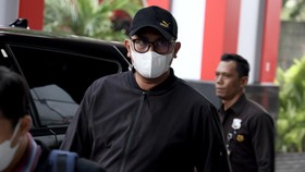 Bupati Klaten Hamenang Wajar Ismoyo yang terjaring dalam operasi tangkap tangan (OTT) tiba di Gedung Merah Putih KPK, Jakarta, Jumat (16/10/2026).
