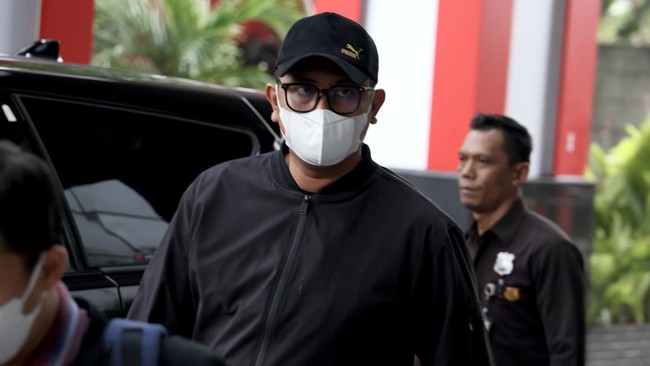 Bupati Klaten Hamenang Wajar Ismoyo yang terjaring dalam operasi tangkap tangan (OTT) tiba di Gedung Merah Putih KPK, Jakarta, Jumat (16/10/2026).