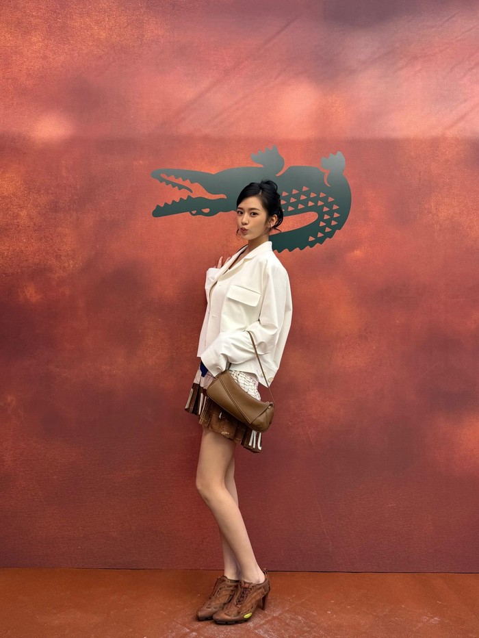 Butuh ide outfit baru? Style berpakaian Yujin IVE selama di Paris, Prancis bisa banget menjadi inspirasi OOTD kamu selanjutnya, salah satunya look sang idol saat menghadiri peragaan busana Lacoste Spring-Summer 2027./ Foto: instagram.com/_yujin_an