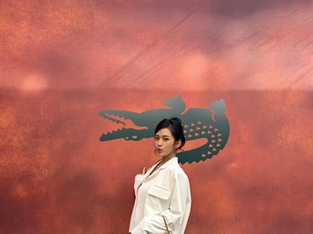 Butuh ide outfit baru? Style berpakaian Yujin IVE selama di Paris, Prancis bisa banget menjadi inspirasi OOTD kamu selanjutnya, salah satunya look sang idol saat menghadiri peragaan busana Lacoste Spring-Summer 2027./ Foto: instagram.com/_yujin_an