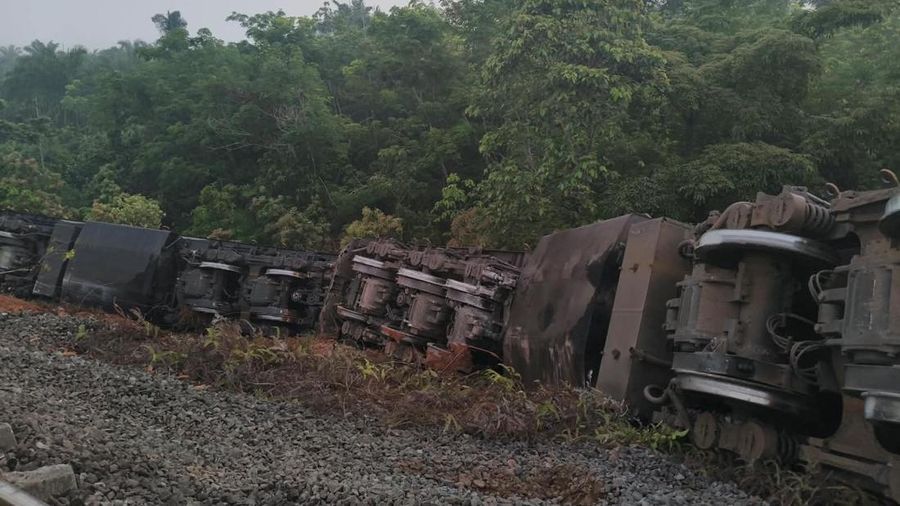 Dua kereta batu bara adu banteng ialah KA 4045 relasi Stasiun Tanjung Enim Baru menuju Tarahan dan KA 4136 relasi Stasiun Tarahan menuju Stasiun Tanjung Enim Baru di Kabupaten Ogan Komering Ulu (OKU), Sumatera Selatan. (Dok. Istimewa)