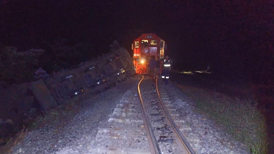 Dua kereta batu bara adu banteng ialah KA 4045 relasi Stasiun Tanjung Enim Baru menuju Tarahan dan KA 4136 relasi Stasiun Tarahan menuju Stasiun Tanjung Enim Baru di Kabupaten Ogan Komering Ulu (OKU), Sumatera Selatan. (Dok. Istimewa)