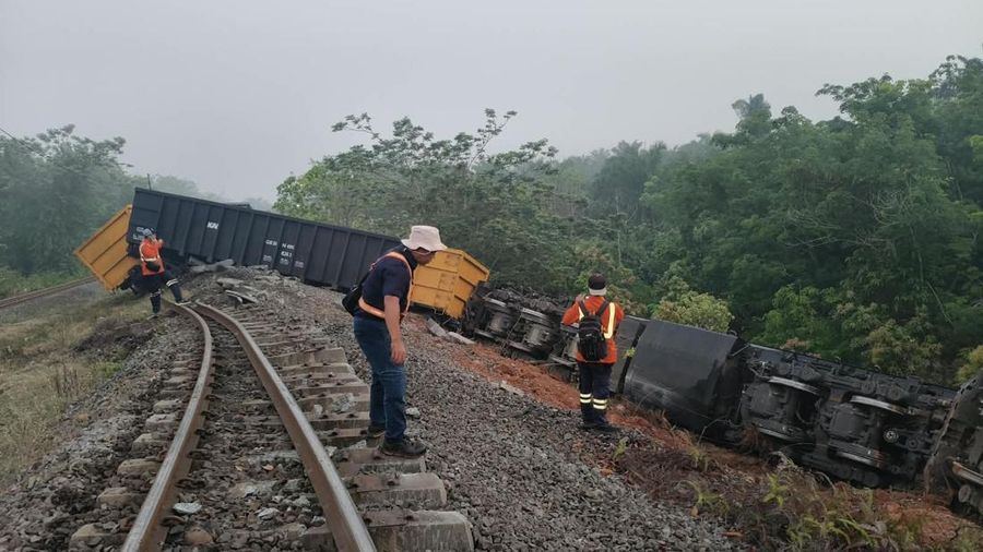 Dua kereta batu bara adu banteng ialah KA 4045 relasi Stasiun Tanjung Enim Baru menuju Tarahan dan KA 4136 relasi Stasiun Tarahan menuju Stasiun Tanjung Enim Baru di Kabupaten Ogan Komering Ulu (OKU), Sumatera Selatan. (Dok. Istimewa)
