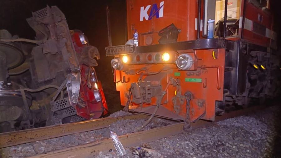 Dua kereta batu bara adu banteng ialah KA 4045 relasi Stasiun Tanjung Enim Baru menuju Tarahan dan KA 4136 relasi Stasiun Tarahan menuju Stasiun Tanjung Enim Baru di Kabupaten Ogan Komering Ulu (OKU), Sumatera Selatan. (Dok. Istimewa)