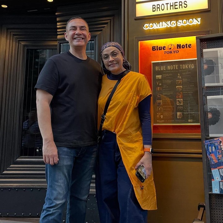 <p>Lebih dari 31 tahun membina rumah tangga, Ferdy dan Safina tetap mesra sejak pertama kali saling mengenal di bangku SMA. Keduanya pun jauh dari gosip miring dan konsisten memperlihatkan keharmonisan keluarga.&nbsp;(Foto: Instagram @ferdyhasan)</p>