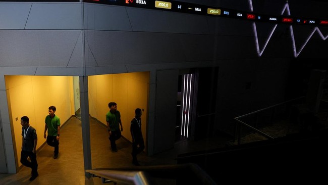 Workers walk inside the Indonesia Stock Exchange (IDX) in Jakarta, Indonesia, October 16, 2026. REUTERS/Ajeng Dinar Ulfiana