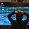 Pengunjung memantau layar pergerakan Indeks Harga Saham Gabungan (IHSG) di Bursa Efek Indonesia, Jakarta, Jumat (16/10/2026). IHSG pada pembukaan perdagangan sesi I Jumat (16/10) menyentuh level 5.393,92, turun 469,86 poin atau 8,01 persen dibandingk