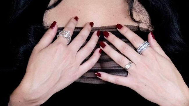 Kenalan dengan Tren Kuku Cherry Noir, Favorit Para Bintang Hollywood