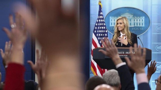 Reporters raise their hands to ask questions as the new White House Press Secretary Katie Zacharia holds her first press briefing at the White House in Washington, DC, US, October 13, 2026. REUTERS/Kevin Lamarque