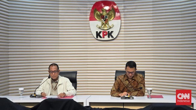 Jubir Budi Prasetyo dan Direktur Penyidikan Achmad Taufiq Husein saat jumpa pers terkait kasus korupsi BNPB.