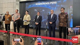 Wakil Ketua Dewan Perwakilan Rakyat Republik Indonesia Sufmi Dasco Ahmad, Anggota Dewan Komisioner Otoritas Jasa Keuangan Republik Indonesia Friderica Widyasari Dewi, Kepala Kepolisian Negara Republik Indonesia Suyudi Ario Seto, dan Chief Executive O