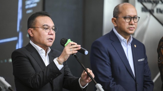 Wakil Ketua DPR Sufmi Dasco Ahmad (kiri) bersama CEO Danantara Rosan Roeslani memberikan keterangan pers saat memantau penurunan Indeks Harga Saham Gabungan (IHSG) di Bursa Efek Indonesia (BEI), Jakarta, Jumat (16/10/2026). Dalam konferensi pers ters