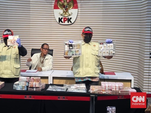 Konpers KPK dan barang bukti terkait kasus korupsi BNPB, Jumat, 16 Oktober 2026.