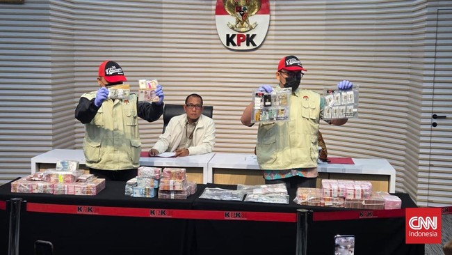 Konpers KPK dan barang bukti terkait kasus korupsi BNPB, Jumat, 16 Oktober 2026.