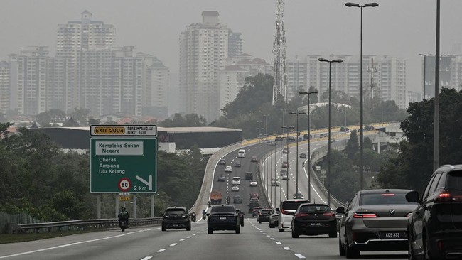 Kuala Lumpur Samar Ditelan Asap Karhutla Indonesia