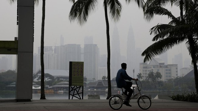 Kuala Lumpur Samar Ditelan Asap Karhutla Indonesia