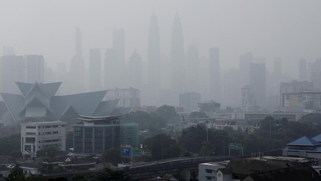 Kuala Lumpur Samar Ditelan Asap Karhutla Indonesia