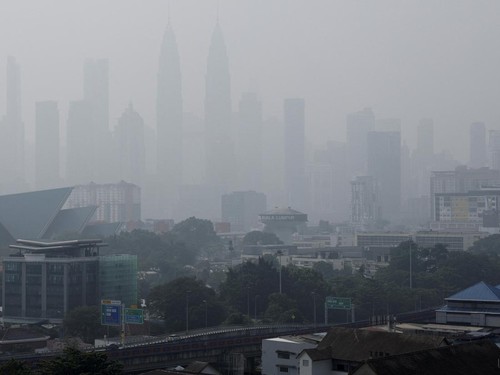 Kuala Lumpur's skyline is shrouded in haze caused by wildfires in neighbouring Indonesia, in Kuala Lumpur, Malaysia, October 16, 2026. REUTERS/Hasnoor Hussain