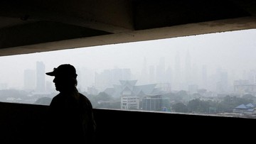 FOTO: Kuala Lumpur Samar Ditelan Asap Karhutla Indonesia