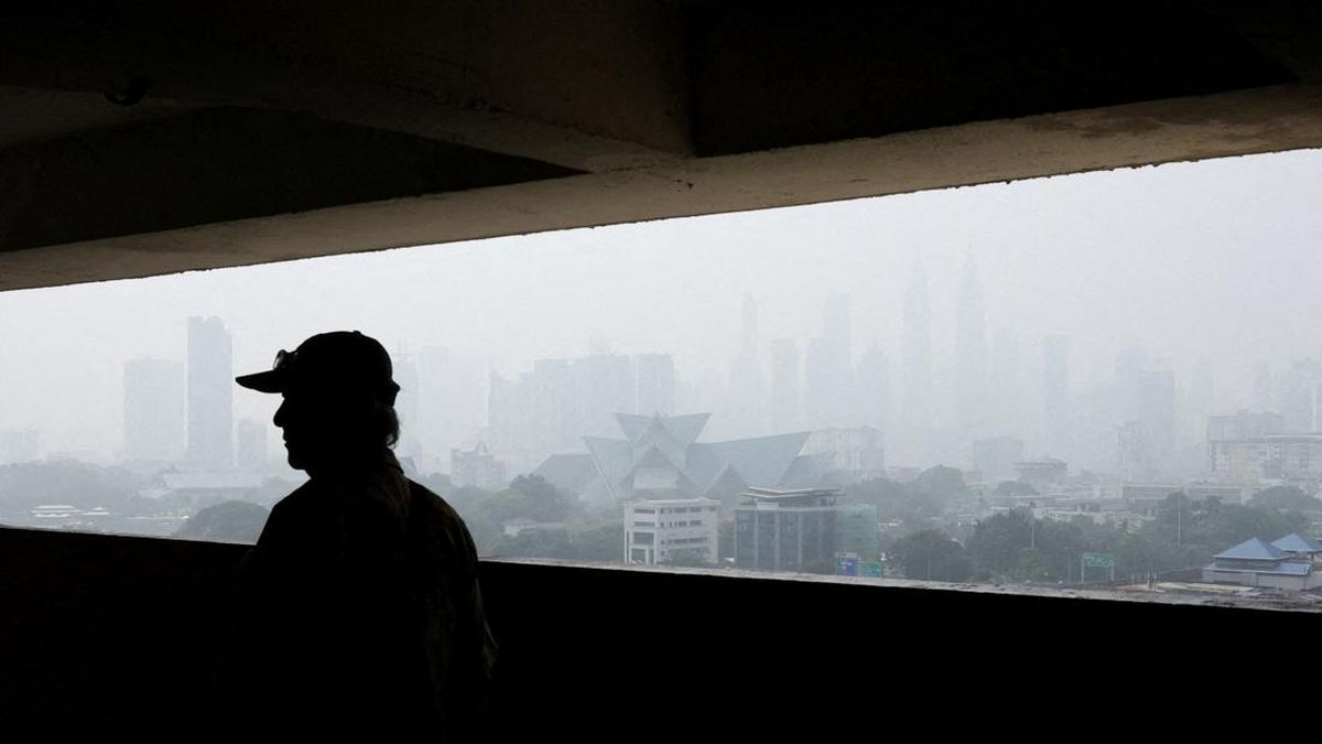 FOTO: Kuala Lumpur Samar Ditelan Asap Karhutla Indonesia
