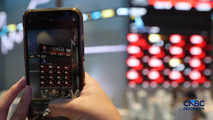 Layar menampilkan pergerakan Indeks Harga Saham Gabungan (IHSG) di Bursa Efek Indonesia, Jakarta, Jumat (16/10/2026). (CNBC Indonesia/Muhammad Sabki) Layar menampilkan pergerakan Indeks Harga Saham Gabungan (IHSG) di Bursa Efek Indonesia, Jakarta, Jumat (16/10/2026). (CNBC Indonesia/Muhammad Sabki)