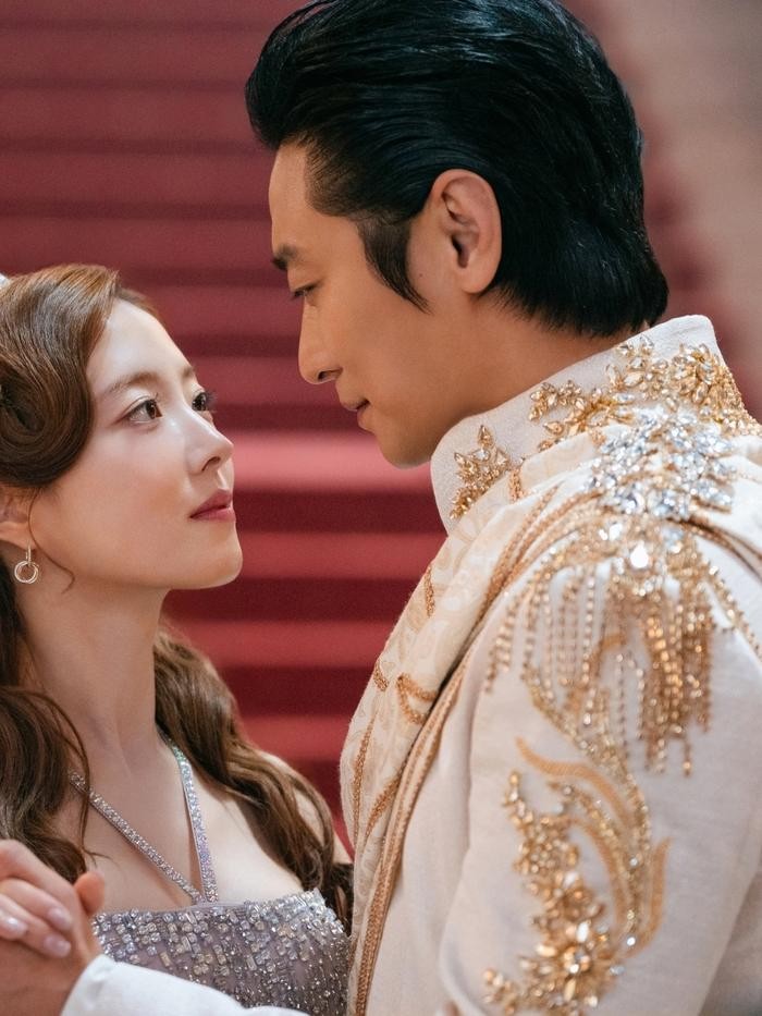 Sovieshu dibuat terkesima sejak pertemuannya dengan Rashta. Bahkan pria tersebut membawa Rashta menuju istana, terlepas dari fakta bahwa ia telah menikah dengan ratu Navier (Shin Min Ah)./ Foto: Disney+