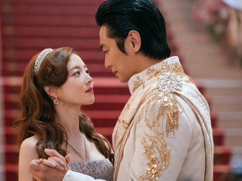 Sovieshu dibuat terkesima sejak pertemuannya dengan Rashta. Bahkan pria tersebut membawa Rashta menuju istana, terlepas dari fakta bahwa ia telah menikah dengan ratu Navier (Shin Min Ah)./ Foto: Disney+