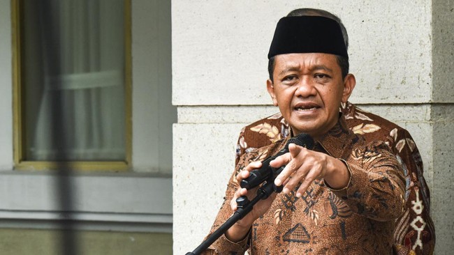 Menteri Koordinator Bidang Hilirisasi dan Transisi Energi sekaligus Menteri Energi dan Sumber Daya Mineral (ESDM) Bahlil Lahadalia memberikan keterangan kepada media di Kementerian ESDM, Jakarta, Jumat (16/10/2026). Bahlil menyampaikan bahwa stok Per