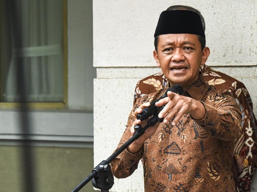 Menteri Koordinator Bidang Hilirisasi dan Transisi Energi sekaligus Menteri Energi dan Sumber Daya Mineral (ESDM) Bahlil Lahadalia memberikan keterangan kepada media di Kementerian ESDM, Jakarta, Jumat (16/10/2026). Bahlil menyampaikan bahwa stok Per