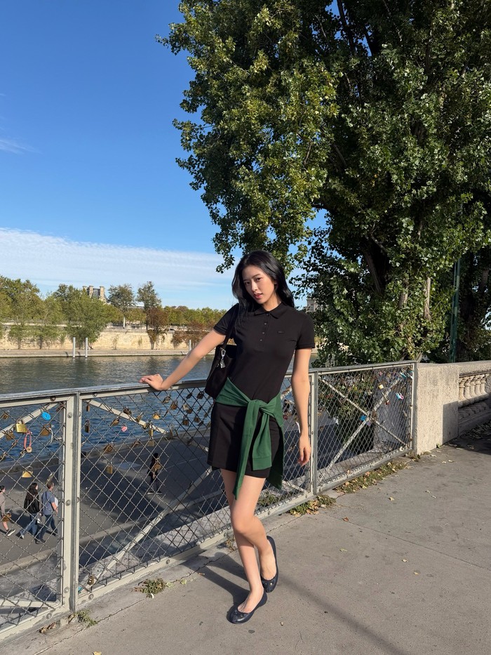 Meski hanya jalan santai, namun artis Korea berusia 23 tahun ini tetap tampil proper seperti biasanya. Contohnya dalam foto ini di mana ia memakai polo dress Lacoste dengan outer hijau yang diikat di waist dan flat shoes./ Foto: instagram.com/_yujin_an