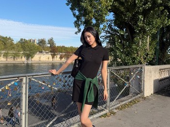 Meski hanya jalan santai, namun artis Korea berusia 23 tahun ini tetap tampil proper seperti biasanya. Contohnya dalam foto ini di mana ia memakai polo dress Lacoste dengan outer hijau yang diikat di waist dan flat shoes./ Foto: instagram.com/_yujin_an
