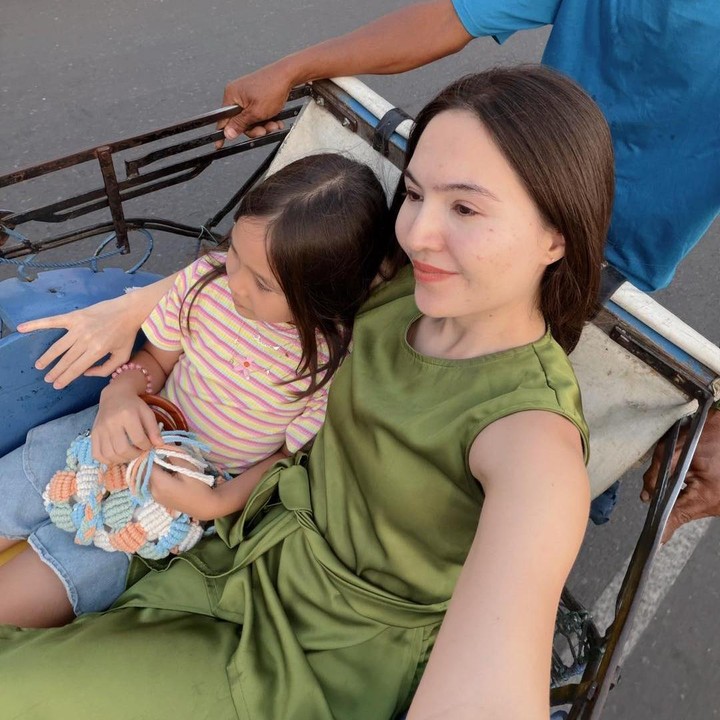 <p>Dalam unggahan, Olivia juga menunjukkan beberapa kegiatannya di Cirebon. Mulai dari keliling naik becak hingga membatik bersama sang putri. &ldquo;Keseruan kita selama di Cirebon,&rdquo; tulis Olivia, dikutip dari laman Instagram <em>@oliviajensen,</em> Jumat (16/10/2206).&nbsp;(Foto: Instagram @oliviajensen)</p>