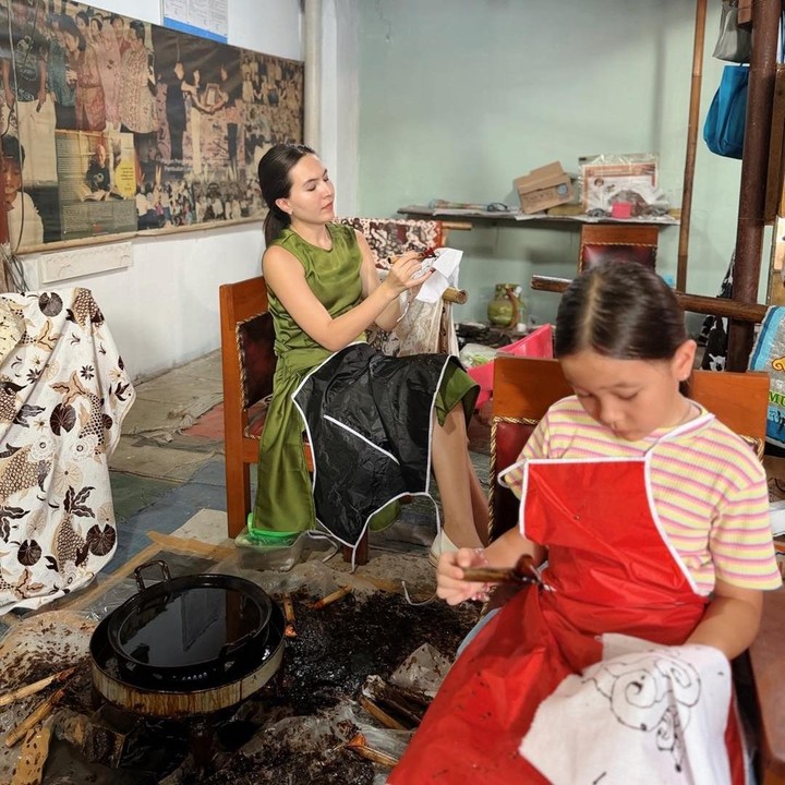 <p>Tak sendiri, Olivia juga mengajak putri semata wayangnya, Aurora Jensen Purnama. Momen tersebut dibagikan langsung melalui beberapa foto yang diunggah di akun Instagram pribadinya.&nbsp;(Foto: Instagram @oliviajensen)</p>