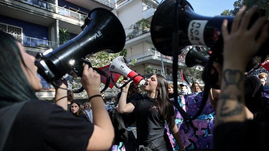 Para pengunjuk rasa meneriakkan slogan-slogan melalui pengeras suara dalam sebuah aksi protes mahasiswa menentang kebijakan pendidikan pemerintah Italia di Roma, Italia, 16 Oktober 2026.