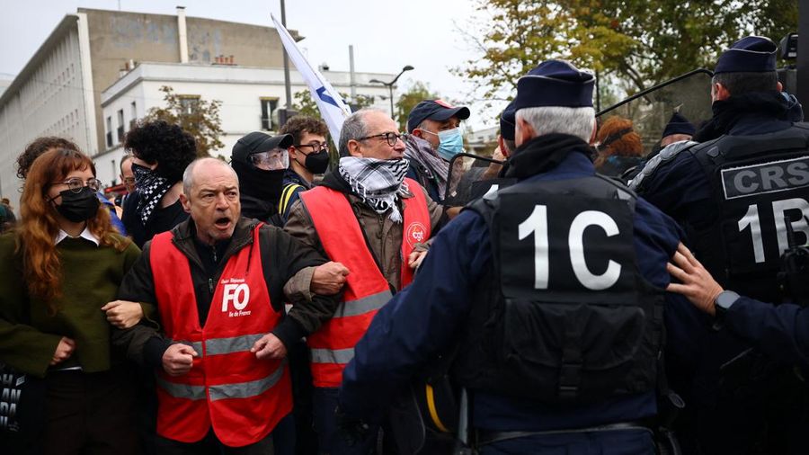 Para siswa sekolah menengah, orang tua, dan pembimbing di Prancis berhadapan dengan polisi antihuru-hara CRS saat memblokir jalan di dekat sekolah menengah Lycée Hélène-Boucher di Paris, sebagai bagian dari aktivitas protes nan terus berjalan untuk menuntut kondisi sekolah nan lebih baik serta tindakan dari pemerintah, di Prancis, 16 Oktober 2026.