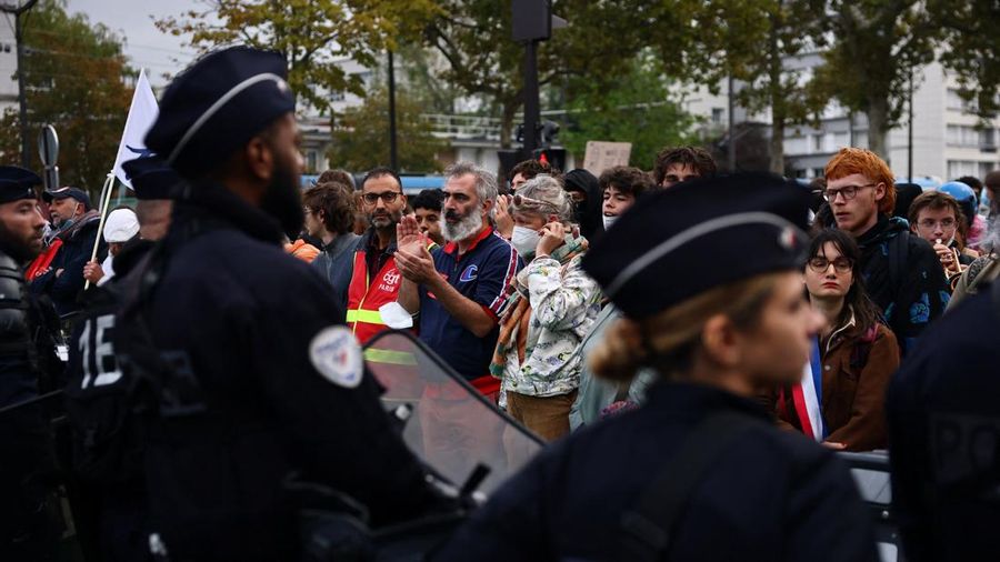 Para siswa sekolah menengah, orang tua, dan pembimbing di Prancis membentuk rantai manusia sembari berhadapan dengan polisi antihuru-hara CRS saat memblokir jalan di dekat sekolah menengah Lycée Hélène-Boucher di Paris. Aksi ini merupakan bagian dari aktivitas protes nan terus berlangsung, nan menuntut perbaikan kondisi sekolah serta tindakan nyata dari pemerintah, di Prancis, 16 Oktober 2026.