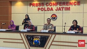 Pasangan suami istri (pasutri) di Sidoarjo, Jawa Timur (Jatim), ditangkap usai menjebak dan menjual seorang perempuan asal Sumatera Selatan (Sumsel) untuk dijadikan pekerja seks komersial (PSK). Korban bahkan dipaksa melayani hingga 300 pria hidung b