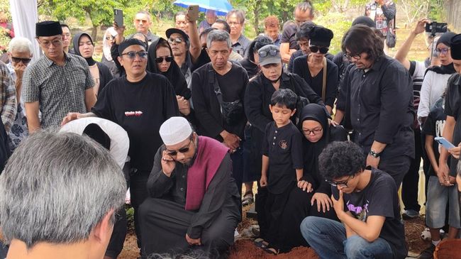 Jenazah musisi rock sekaligus pelatih vokal kenamaan Tanah Air, Doddy Katamsi, telah dimakamkan di TPU Komplek Hankam Pangkalan Jati, Pondok Labu, Jakarta Selatan, pada Jumat (16/10/2026).