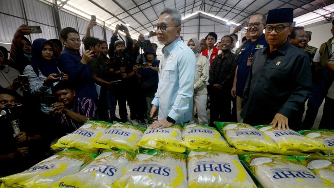 Menteri Koordinator Bidang Pangan Zulkifli Hasan (tengah). ANTARA FOTO/Aloysius Jarot Nugroho/nym.