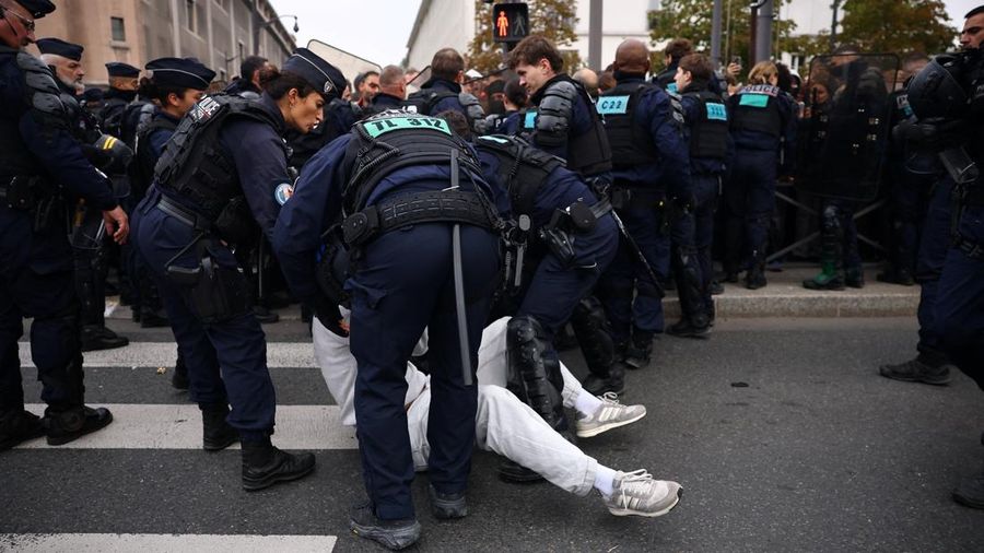 Polisi antihuru-hara Prancis menangkap seorang pengunjuk rasa saat berhadapan dengan para siswa sekolah menengah, orang tua, dan pembimbing nan memblokir jalan di dekat SMA Lycee Helene-Boucher di Paris. Aksi ini merupakan bagian dari aktivitas protes nan terus berlangsung, menuntut kondisi sekolah nan lebih baik serta tindakan dari pemerintah, di Prancis, 16 Oktober 2026.