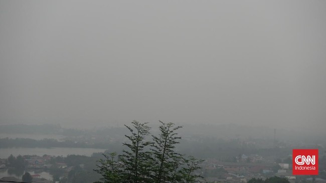 Kabut asap dari Karhutla di Sumatera dan Kalimantan menutupi Singapura, mengganggu aktivitas warga Batam dan menurunkan jumlah pengunjung ke pantai.
