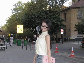 Style berpakaian mantan anggota IZ*ONE tersebut dalam foto ini juga tidak kalah menarik, lho! Ya, ia memadukan atasan dengan sentuhan vintage dengan gaya casual streetwear. Benar-benar definisi &lsquo;Geek Chic&rsquo; sesungguhnya, ya!/ Foto: instagram.com/_yujin_an