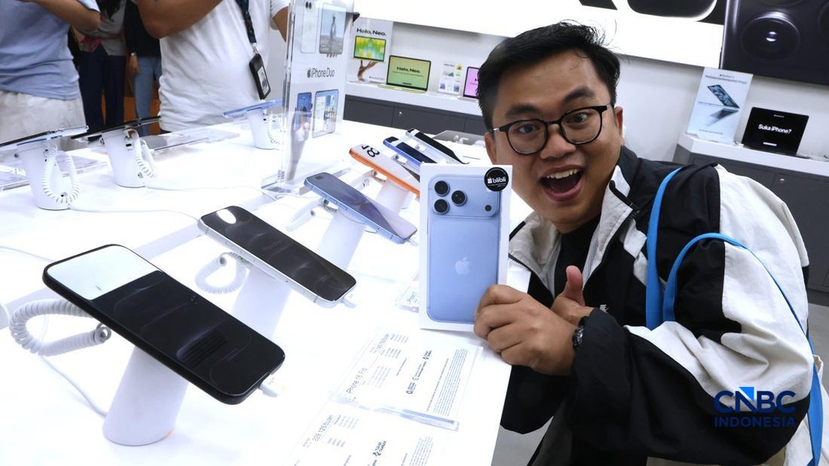 Pembeli Pertama iPhone 18, Warga Ini Antre dari Tengah Malam