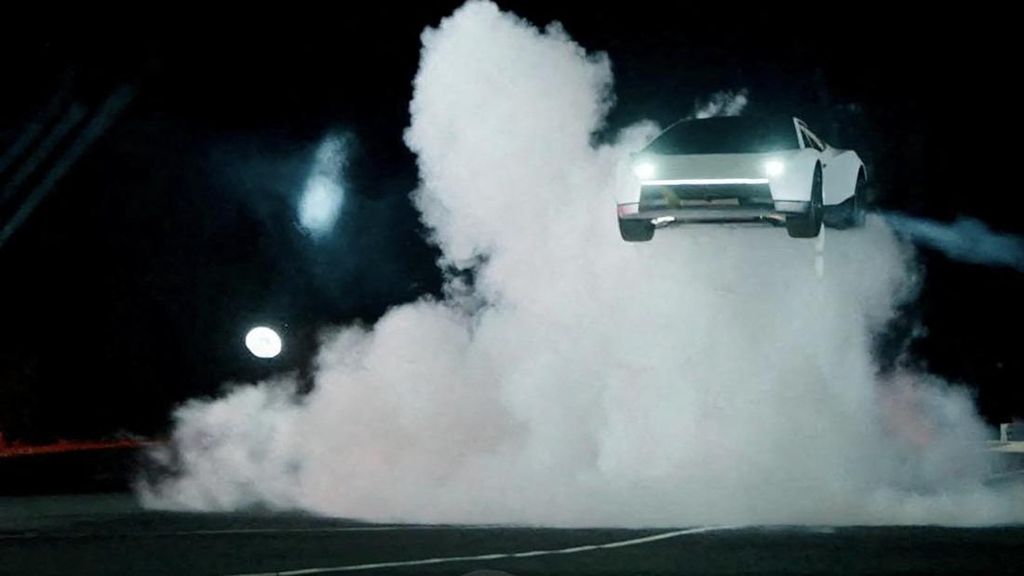 Cara Kerja Tesla Roadster Bisa Salto dan Terbang