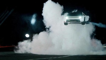 Tesla Perkenalkan Mobil Sport Listrik Roadster Generasi Terbaru