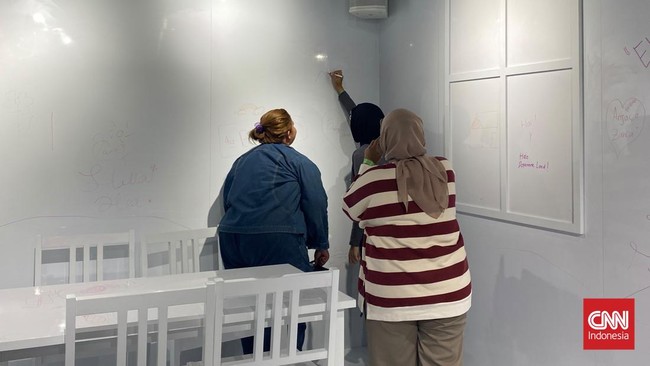 Dopamine Land akan dibuka untuk umum pada Sabtu (17/10) di Central Park Mall 2, Jakarta Barat. Pengalaman imersif ini menghadirkan sembilan ruang tematik yang memadukan warna, cahaya, suara, tekstur, dan permainan interaktif dalam satu tempat.