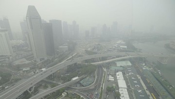 FOTO: Wajah Muram Langit Singapura Imbas Asap Karhutla Indonesia