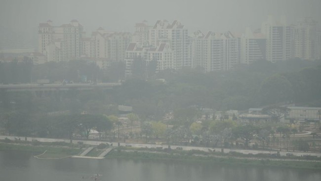 People paddle kayaks in Singapore on October 15, 2026, as the country continues to be shrouded in haze caused by fires in Indonesia. Toxic haze has covered parts of Indonesia, Malaysia and Singapore for weeks as Jakarta struggles to contain fires tha