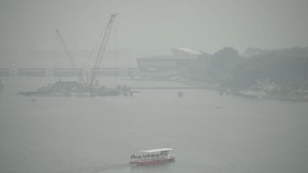 Ilustrasi. Fenomena haze menyelimuti Labuan Bajo, NTT, diduga akibat asap kebakaran hutan. (Foto: AFP/FELINE LIM)